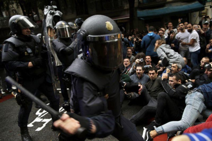 Carga policial en Barcelona el 1-O.-AP / MANU FERNÁNDEZ (AP)