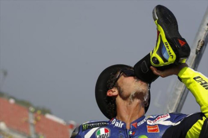 La celebración 8Valentino Rossi imitó ayer el brindis que Jack Miller se inventó al ganar en Holanda.-