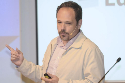 Alejandro Campoy analizó las diferentes herramientas en ‘la nube’ y acercó a los asistentes a Cortana.-ISRAEL L. MURILLO