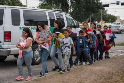 Inmigrantes dentenidos por la Patrulla Fronteriza de los EEUU.-AFP