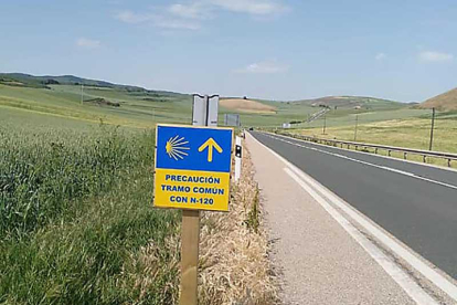 Con estas señales, «la Junta manda a los peregrinos a la carretera»-ECB