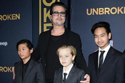 Brad Pitt posa con tres de sus seis hijos, en el estreno de la película 'Unbroken', en diciembre del 2014.-AFP / ROBYN BECK