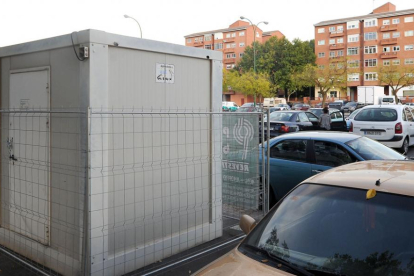 La empresa adjudicataria de la rehabilitación instalaba ayer la caseta de obra en el barrio.-ISRAEL L. MURILLO