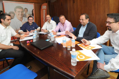 Luis Fuentes se reunió con la candidatura de Burgos, encabezada por Rodrigo Ibeas.-ISRAEL L. MURILLO