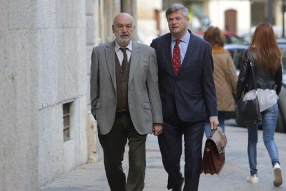 El juez Miguel Florit (izquierda), en los juzgados de Palma.-EUROPA PRESS / ISAAC BUJ