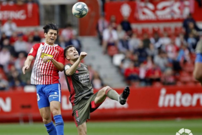 Álvaro Peña salta por un balón. LALIGA