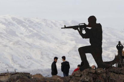 Tropas israelís, en Ben Tal, con el monte Hermon al fondo.-EPA