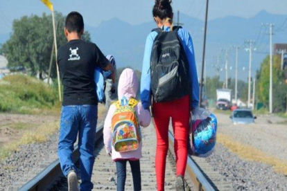 Niños inmigrantes que viajan solos, sin la compañía de adultos en México.-