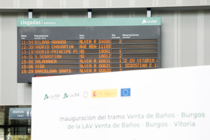 El panel informativo de la estación Rosa Manzano anuncia la llegada del primer viaje del AVE con 9 minutos de retraso. SANTI OTERO