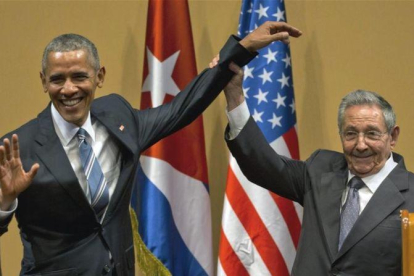 El presidente cubano, Raúl Castro, con su homólogo estadounidense, Barack Obama, el pasado mes de marzo en La Habana.-AP / RAMON ESPINOSA