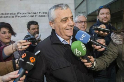 El exconcejal de Valencia Vicente Aleixandre, a su salida del juzgado, donde ha acudido a declarar en calidad de investigado por el 'caso Imelsa'.-MIGUEL LORENZO