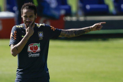 Neymar se entrena con sus compañeros para enfrentar los amistosos FIFA antes de iniciarse la Copa América en Brasil.-AP
