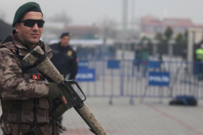 Turquía va a permitir a partir de ahora el uso del velo islámico en los rangos más bajos del Ejército.-KENAN GURBUZ