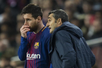 Ernesto Valverde y Leo Messi conversan antes de que la estrella argentina salte al campo a falta de media hora.-JORDI COTRINA