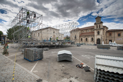 Montaje del escenario de la plaza de Santa Teresa para las fiestas de San Pedro 2022 en Burgos. TOMÁS ALONSO