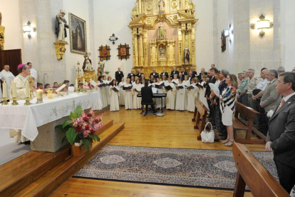Tras la recepción de bienvenida, ciudadanos y autoridades compartieron la la misa en honor del santo.-I. L.M.