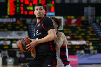 Huskic postea en un partido con la camiseta del Bilbao Basket. ACB PHOTO / A. ARRIZABALAGA