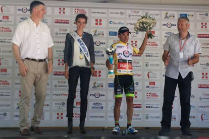 David Belda en el podium del Tour de Savoie con el maillot amarillo.-