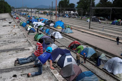 Campamento improvisado para migrantes y refugiados un una estación de tren en la frontera entre Grecia y Macedonia.-REUTERS / MARKO DJURICA