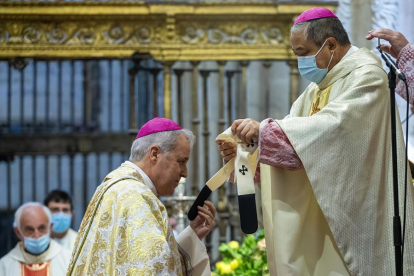 Bernardito Cleopas Auza, nuncio apostólico en España, impuso el palio a Mario Iceta Gavigagogueascoa, arzobispo de Burgos. FOTOS: SANTI OTERO