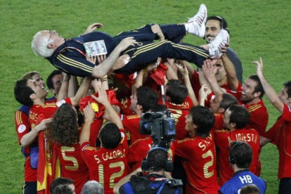 Los jugadores de la selección española mantean a Luis Aragonés tras conquistar el título de la Eurocopa del 2008 en Viena.-AP