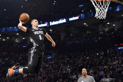 Zach LaVine demostró en el concurso de mates que lo de machacar no se le da nada mal.-BOB DONNAN