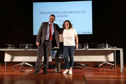 Mayer y Sánchez Mato posando antes de las jornadas de impacto de género.-EUROPA PRESS