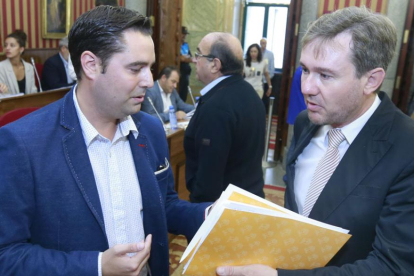 Daniel de la Rosa y Javier Lacalle charlan antes del comienzo de un Pleno en una imagen de archivo.-RAÚL G. OCHOA