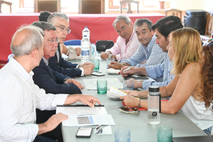 César Rico y Roberto Saiz mantienen una reunión con los alcaldes de las localidades afectadas por el incendio del Arlanza. ECB