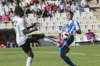 Yaw Annor anotó ayer el primer tanto del Burgos CF, el que dio la igualada a los blanquinegros-Raúl G. Ochoa