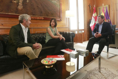 El presidente de la Diputación, César Rico, y el de Cáritas Burgos, Jorge Simón, antes de la firma del convenio.-RAÚL OCHOA