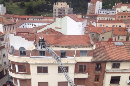 Imagen de los bomberos trabajando en la cornisa.-