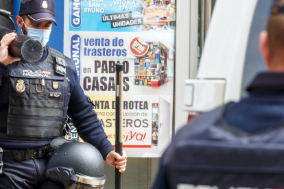 Agentes de la Policía Nacional durante la intervención que culminó con el arresto del asesino de Francis Frías. SANTI OTERO