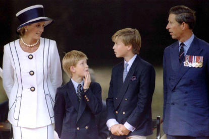 El Príncipe y la Princesa de Gales con los príncipes William y Harry.-RUSSELL BOYCE
