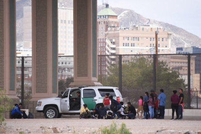 Inmigrantes centroamericanos son detenidos por la patrulla fronteriza estadounidense.-EFE