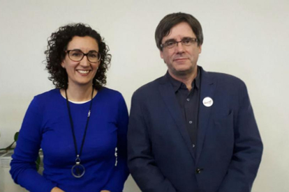 La dirigente de ERC, Marta Rovira, junto al president de la Generalitat cesado, Carles Puigdemont, en Bruselas.-EL PERIÓDICO