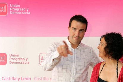 El diputado de UPyD en el País Vasco Gorka Maneiro, y Águeda Arranz, informan sobre los cambios en la formación-Ical