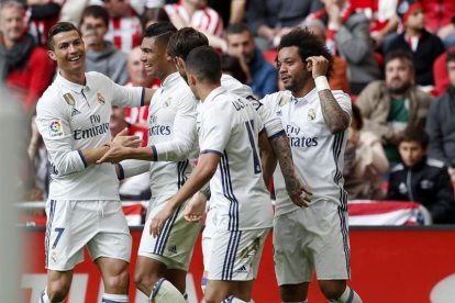Los jugadores del Real Madrid celebran el gol de su compañero Casemiro (2i) ante el Athletic de Bilbao, el segundo del conjunto blanco, durante el partido disputado en el estadio de San Mamés.-EFE