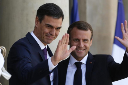 El presidente Pedro Sánchez recibido por su homólogo francés, Emmanuel Macron-THIBAULT CAMUS