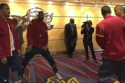 LeBron y su peculiar baile antes de saltar al parquet de Cleveland.-