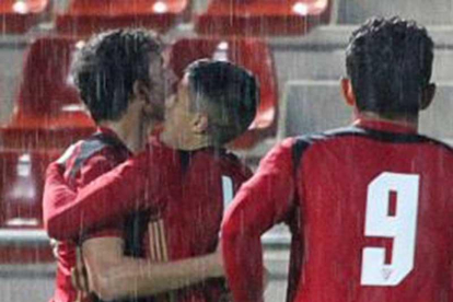 Varios jugadores del Mirandés celebran un tanto ante el Amorebieta-CDMIRANDÉS.COM