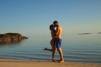 Taylor Swift y Calvin Harris se dan un beso en la playa, en una imagen de Instagram.-INSTAGRAM