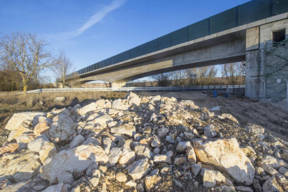 Imagen del viaducto en el que Adif ha detectado las deficiencias de seguridad. I-ISRAEL L. MURILLO