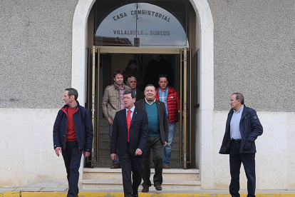 César Rico (centro ) y el diputado provincial Ignacio Marín (a su izq.), durante la visita al Consistorio de Villalbilla-I. L. M.