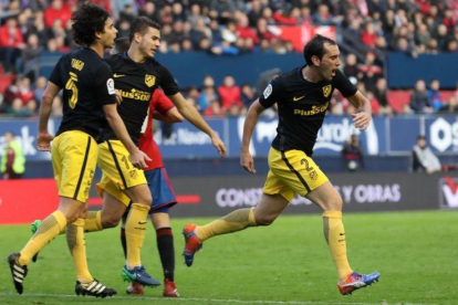Godín celebra su gol, el primero del Atlético en El Sadar.-AFP / CÉSAR MANSO