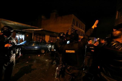 Fuerzas especiales de la policía jordana custodian el castillo de Karak donde se ha atrincherado un grupo de hombres armados.-REUTERS / MUHAMMAD HAMED