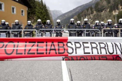 Policías desplegados en la frontera entre Austria e Italia durante una protesta en el 2016.-JAN HETFLEISCH / EFE