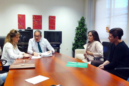 El delegado territorial de la Junta con los alcaldes de Pinares que secundan la campaña ciudadana.-ECB