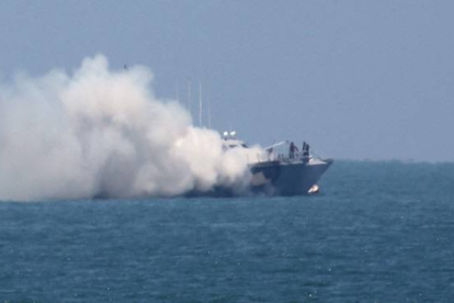 Imagen de la embarcación militar tras el impacto del misil este jueves.-Afp