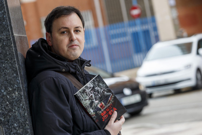 El autor burgalés David López Cabia, con un ejemplar de su última novela. SANTI OTERO